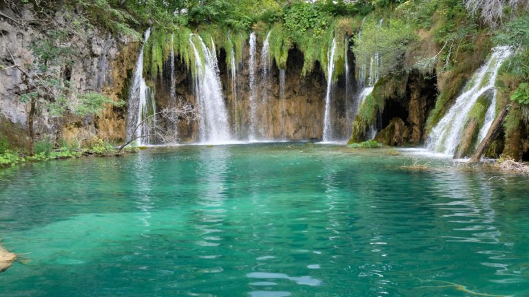 Blue water and waterfalls in Plitvice Lakes
